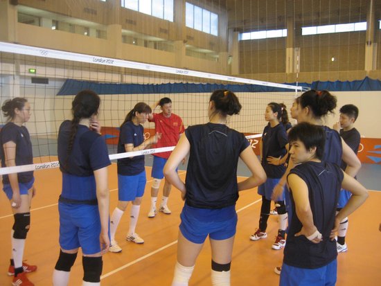 蔡振华看<em>中国女排训练</em> 郎平提醒队员注意战术