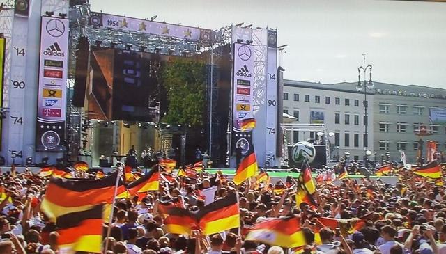 滾動直播：德國隊載譽回國 拉姆展示金杯