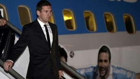 阿根廷搭专机抵巴西 阿奎罗称与梅西一同征战