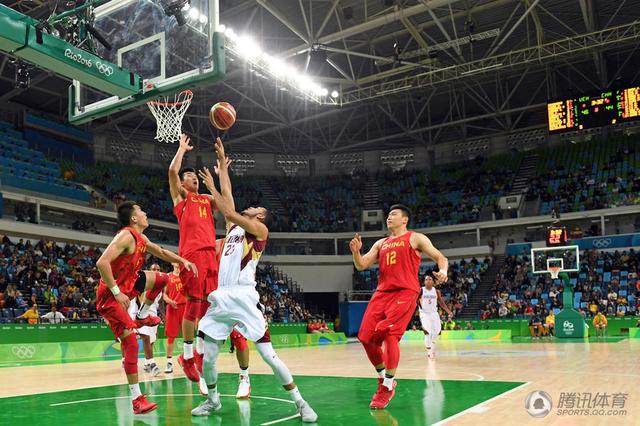 中澳之战前男篮例行训练 认真总结谢绝采访 _