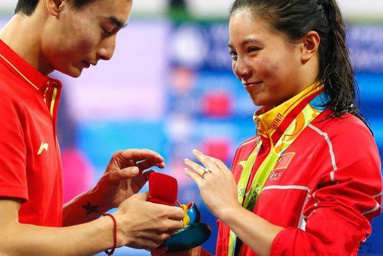 何爸:何姿口风紧恋爱不打报告 这是双喜临门_