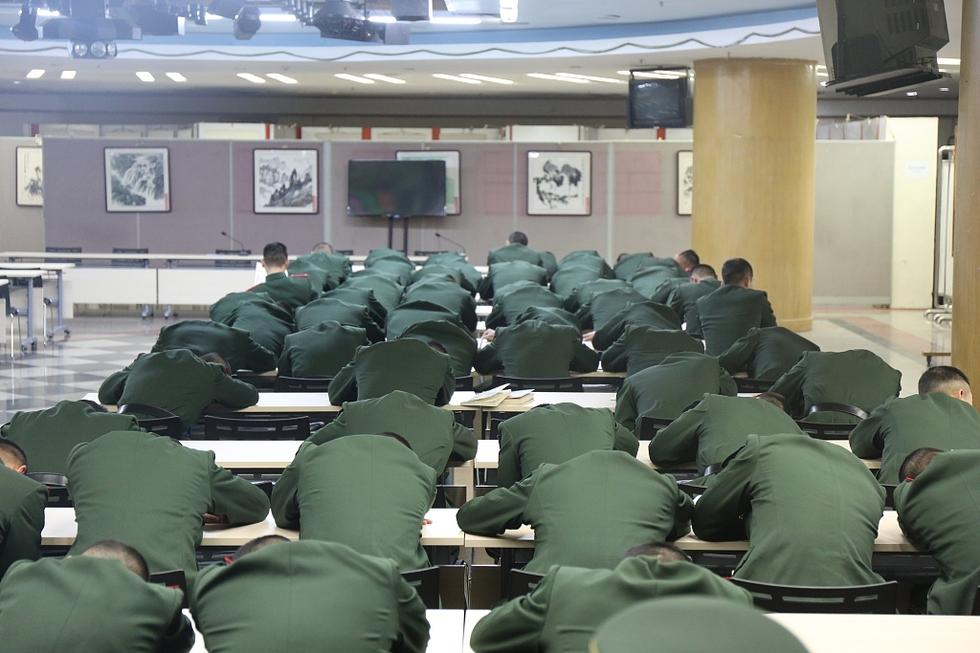 北京西站武警日执勤18小时 中午这样休息