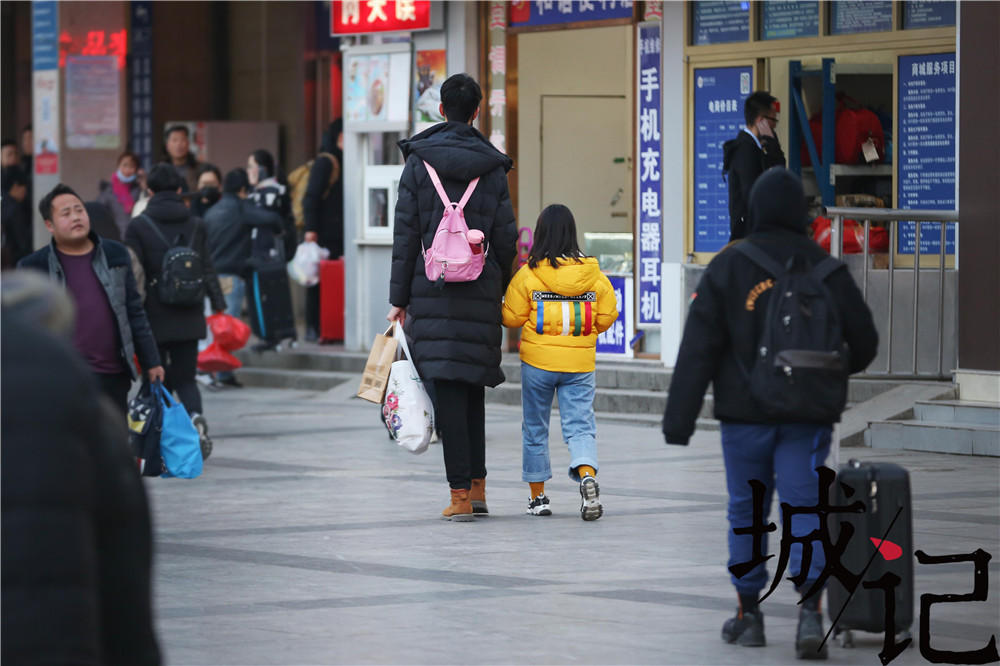 情人節(jié)撞上春節(jié) 返鄉(xiāng)情侶上演“離別的車站”(圖3)