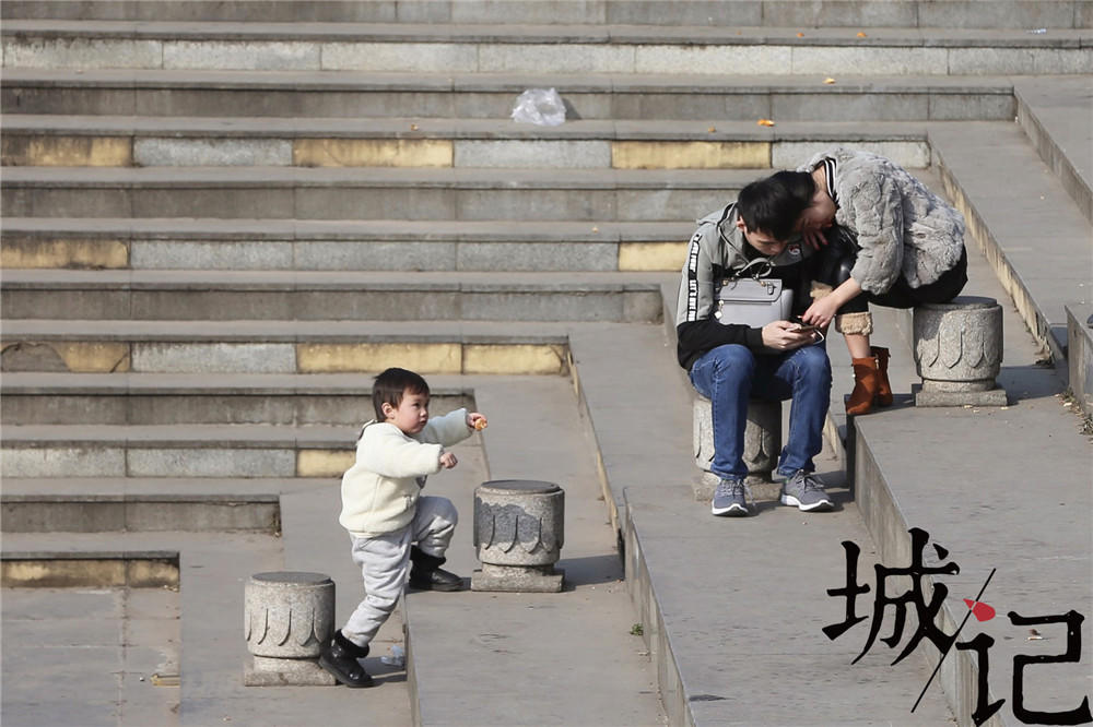 情人節(jié)撞上春節(jié) 返鄉(xiāng)情侶上演“離別的車站”(圖5)