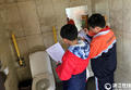杭州小学生公厕里找问题