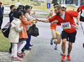 高清：平壤举办国际马拉松 外国选手与儿童互动 