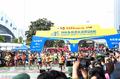组图：2018武汉马拉松鸣枪开赛 2.4万名选手奔跑