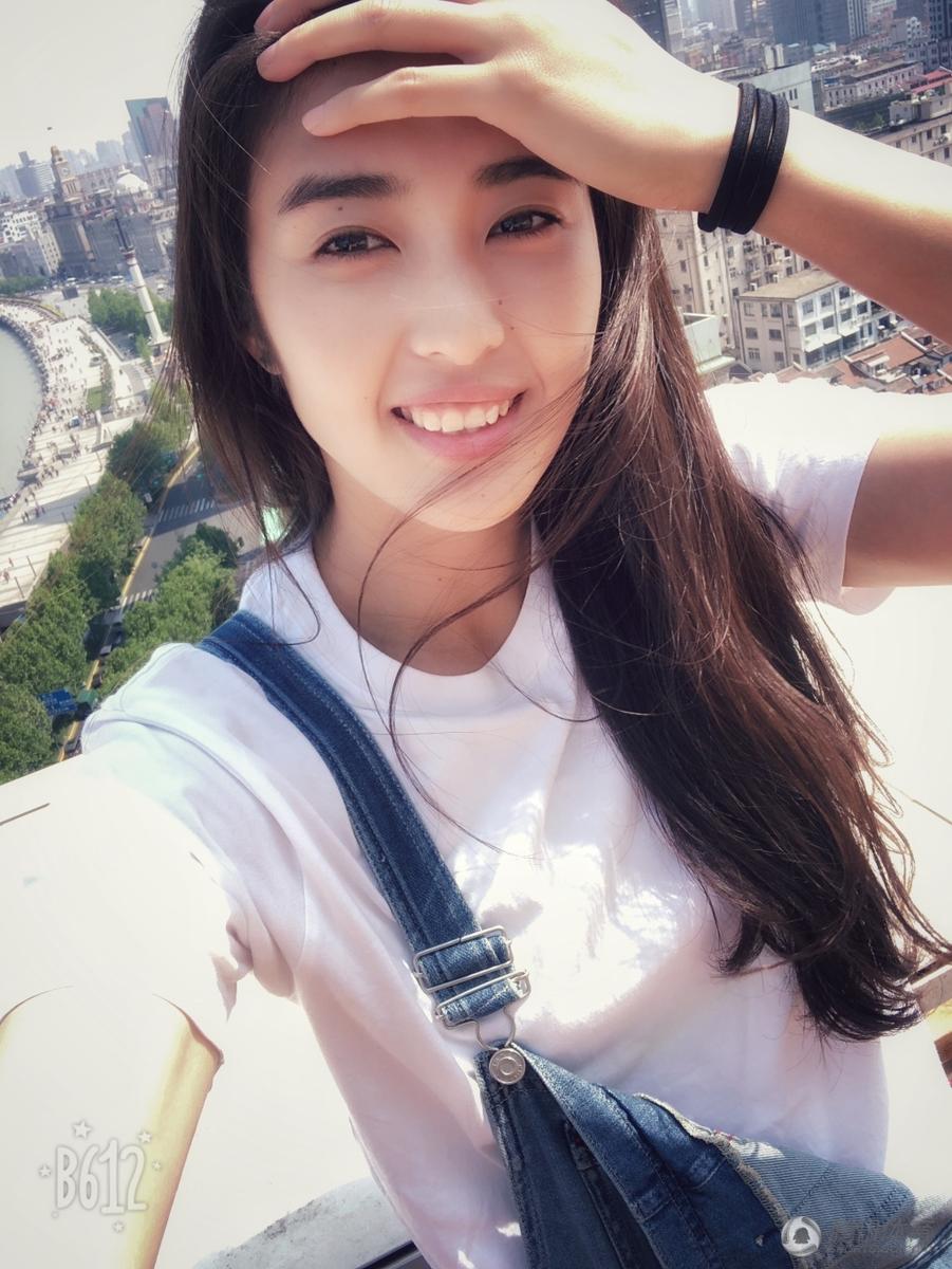 高清:上海女足拍照赵丽娜呆萌 李佳悦睫毛弯弯