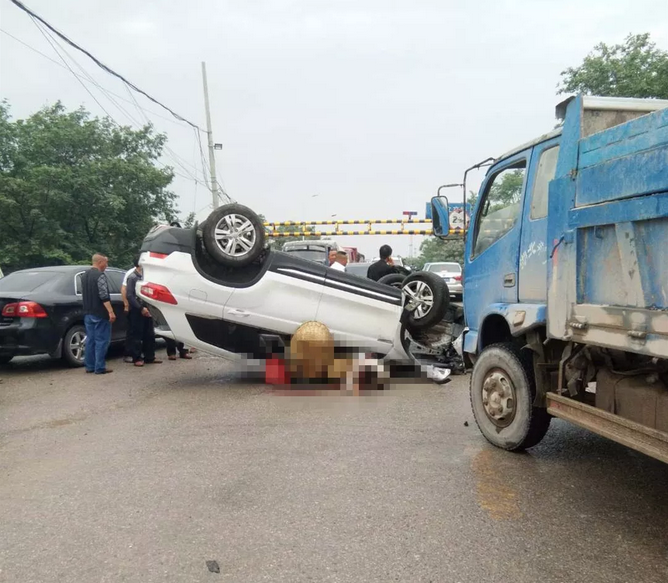 荆门昨日发生惨烈车祸 致一人死亡三人受伤