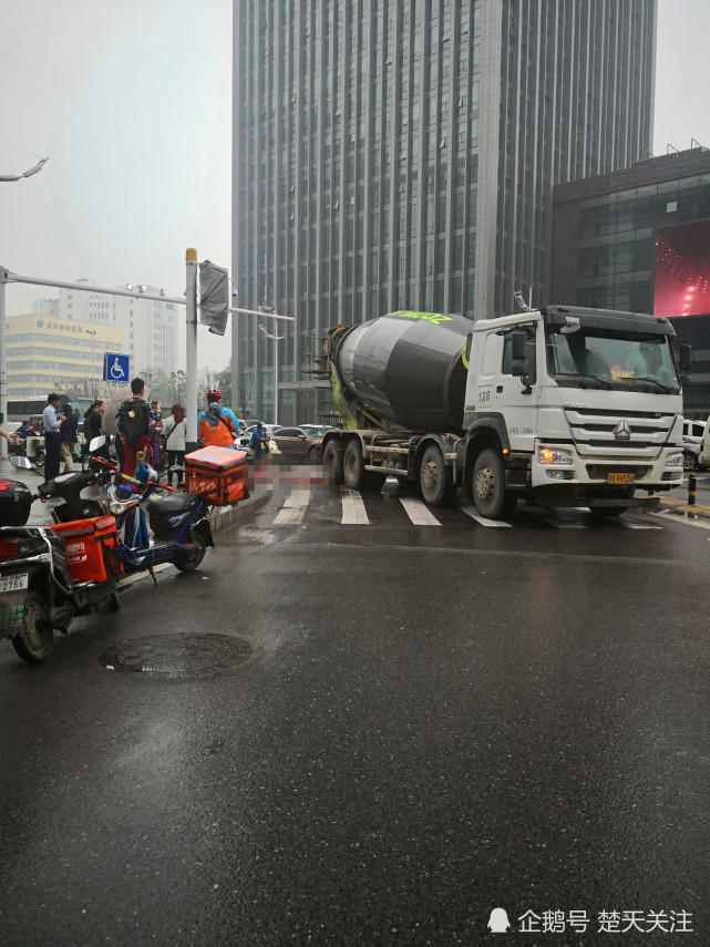 湖北发生惨烈车祸女子被搅拌车碾压当场身亡