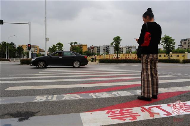 武漢斑馬線現(xiàn)暖心提示語 車主行人路過紛紛點(diǎn)贊(圖1)