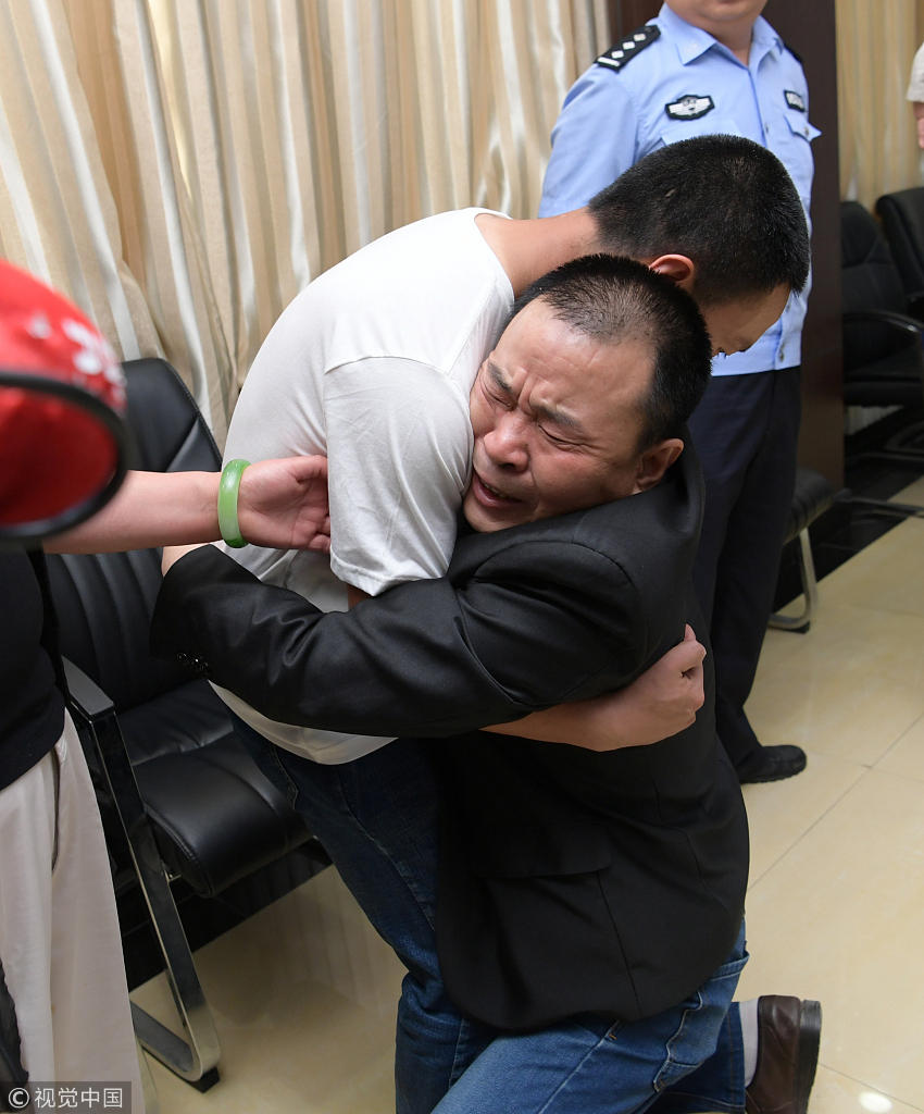 寻亲24年终于找到亲生儿子 父子相见跪地痛哭
