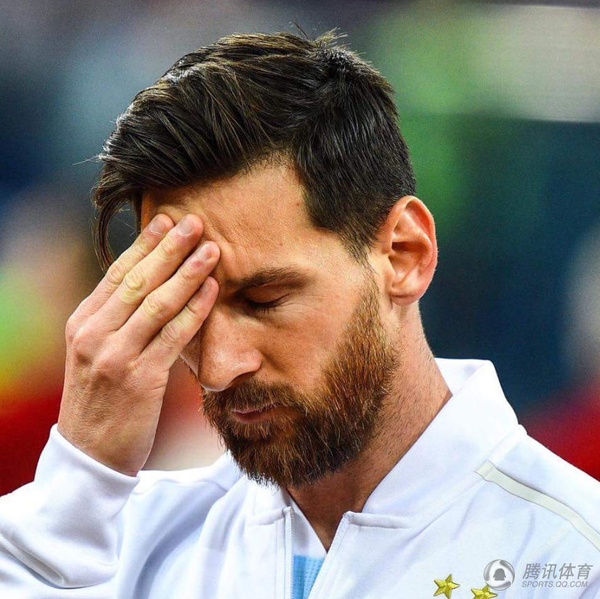 阿根廷败北 马拉多纳看台咬手指气到头疼图片 123983 860x859