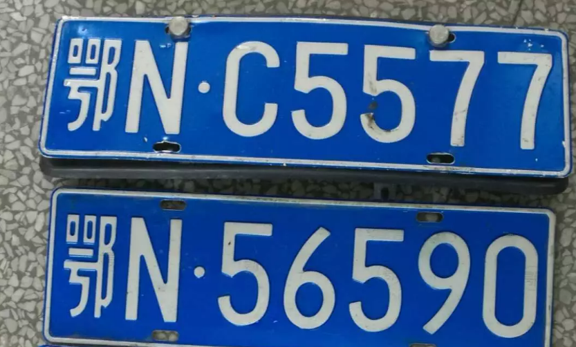 潜江多个车牌被积水