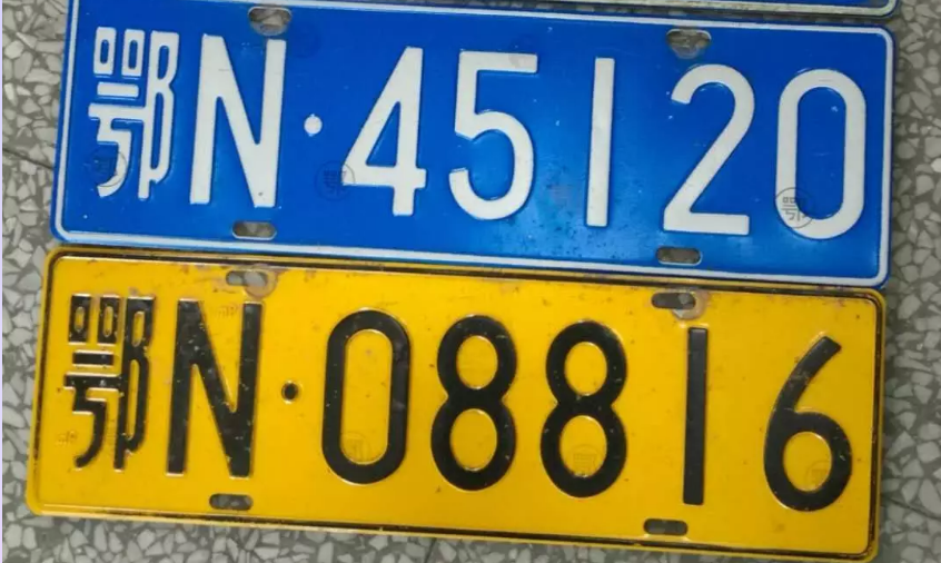 潜江多个车牌被积水