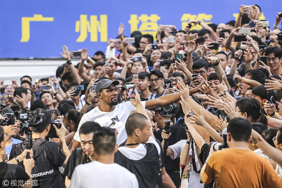 组图:杜兰特中国行空降广州 与球迷合影友好亲善