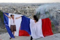高清:法国球迷要上天了 无惧危险披国旗楼顶庆祝
