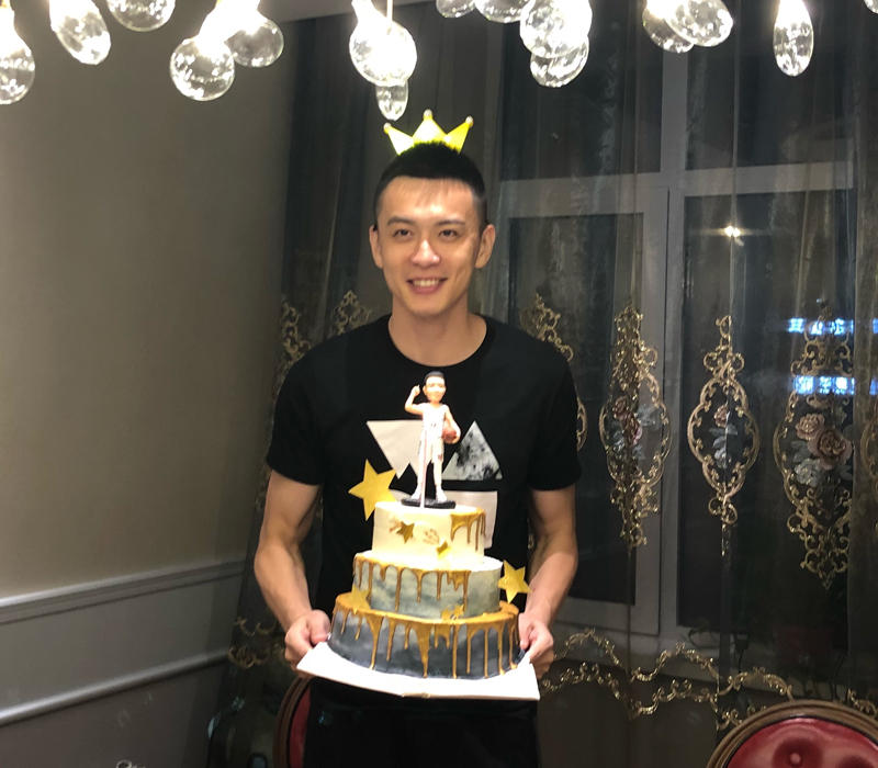 幸福男神!杨鸣喜晒庆生照 双份蛋糕设计精致