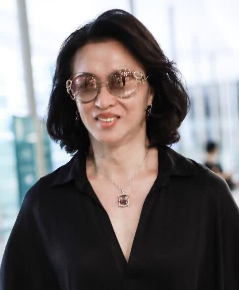 51岁金星复婚后素颜现身 笑容满面女人味十足