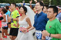 组图：北京马拉松选手奇装异服 跑者穿婚纱奔跑