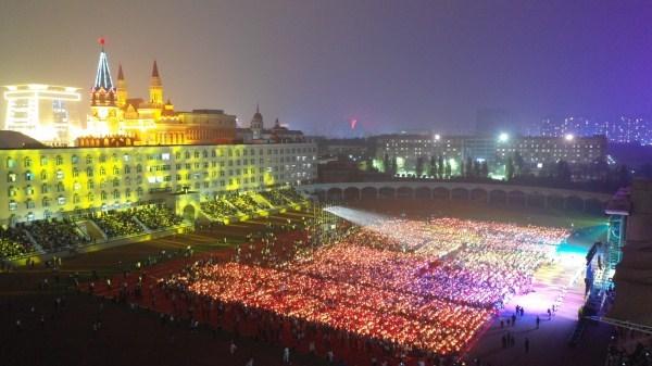 蜡烛晚会点燃新生力量 浪漫开启郑州大学西亚斯国际学院二十周年校庆