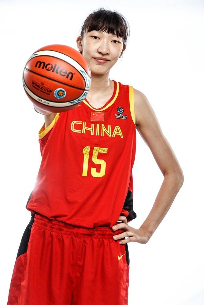 高清:中国女篮拍摄世界杯定妆照 邵婷霸气十足