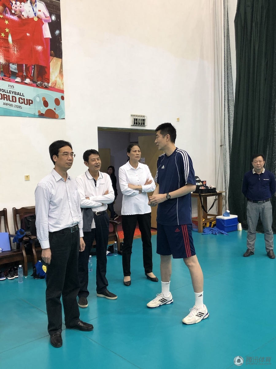 组图:功勋主帅陈忠和看望中国女排 与安家杰谈笑风生_体育_腾讯网