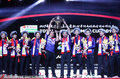 苏迪曼杯颁奖仪式中国队喜气洋洋高举奖杯 日本队又酸了