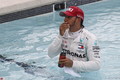 F1摩纳哥优良传统 冠军“跳水”汉密尔顿帅气入水