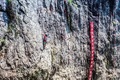 组图：户外达人挑战自然岩壁攀岩 28米高度3分钟关门