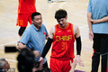 高清：军运会中国男篮大胜 王哲林身高优势明显