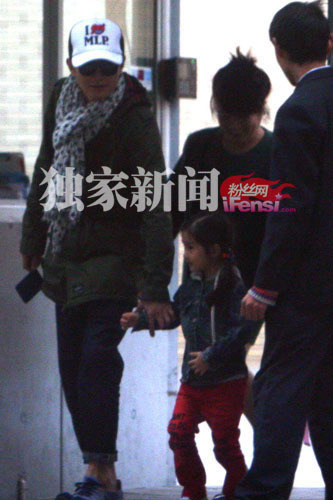 【<em>文章</em>】潮男打扮<em>接女儿放学</em> 爱马小萝莉很是