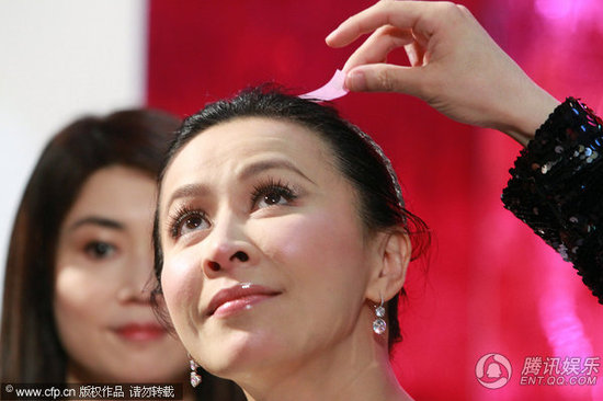 <em>头发粘</em>彩带众人整理