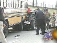 中国校车应该学习 美国校车撞悍马安然无恙