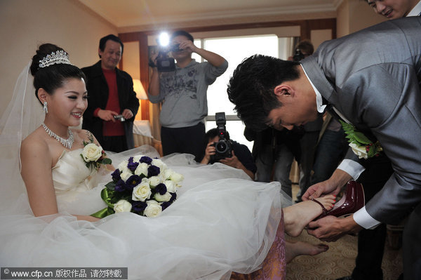 组图:吕征大婚吻娇妻玉脚 大羽神秘女伴现身-组