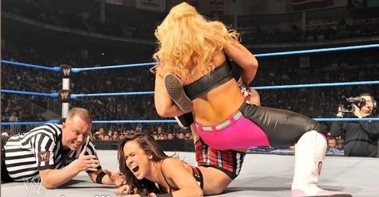 <em>wwe</em>摔跤女王霸气卫冕+盘点近期精彩瞬间(图)