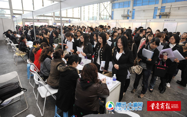 双选会首场6000余岗位吸引学生8000多人图片
