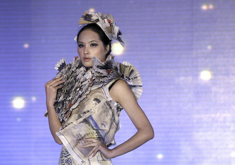 <em>湖北美院美女</em>用废报纸做时装走T台,碉堡了 - 新