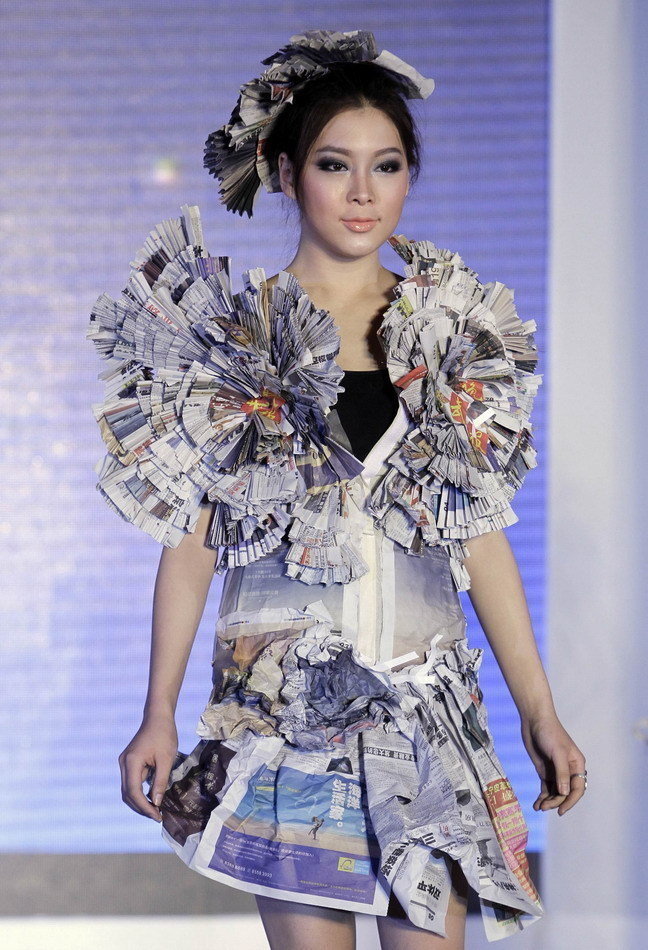 <em>湖北美院美女</em>用废报纸做时装走T台,碉堡了 - 新
