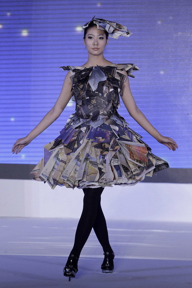 <em>湖北美院美女</em>用废报纸做时装走T台,碉堡了 - 新
