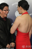 组图:刘嘉玲穿红裙露酥胸 屡次遭到男士偷瞄