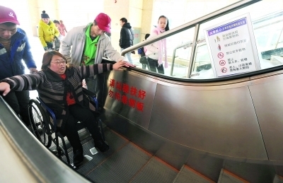 残疾人日体验无障碍设施 公汽拒载专用公厕被