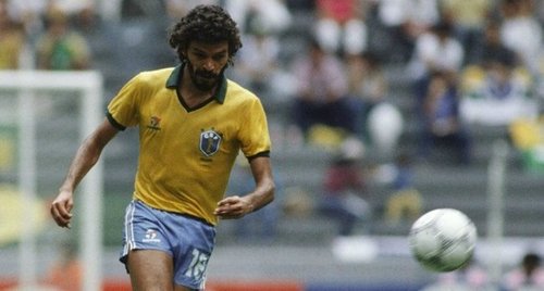 FIFA官网:苏格拉底是巴西最伟大的球员之一