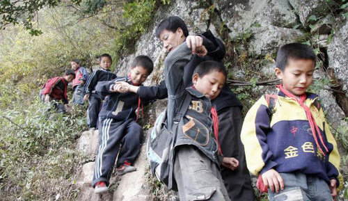 山区孩子的艰辛求学路