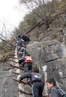 组图辛酸山区孩子的艰辛求学路