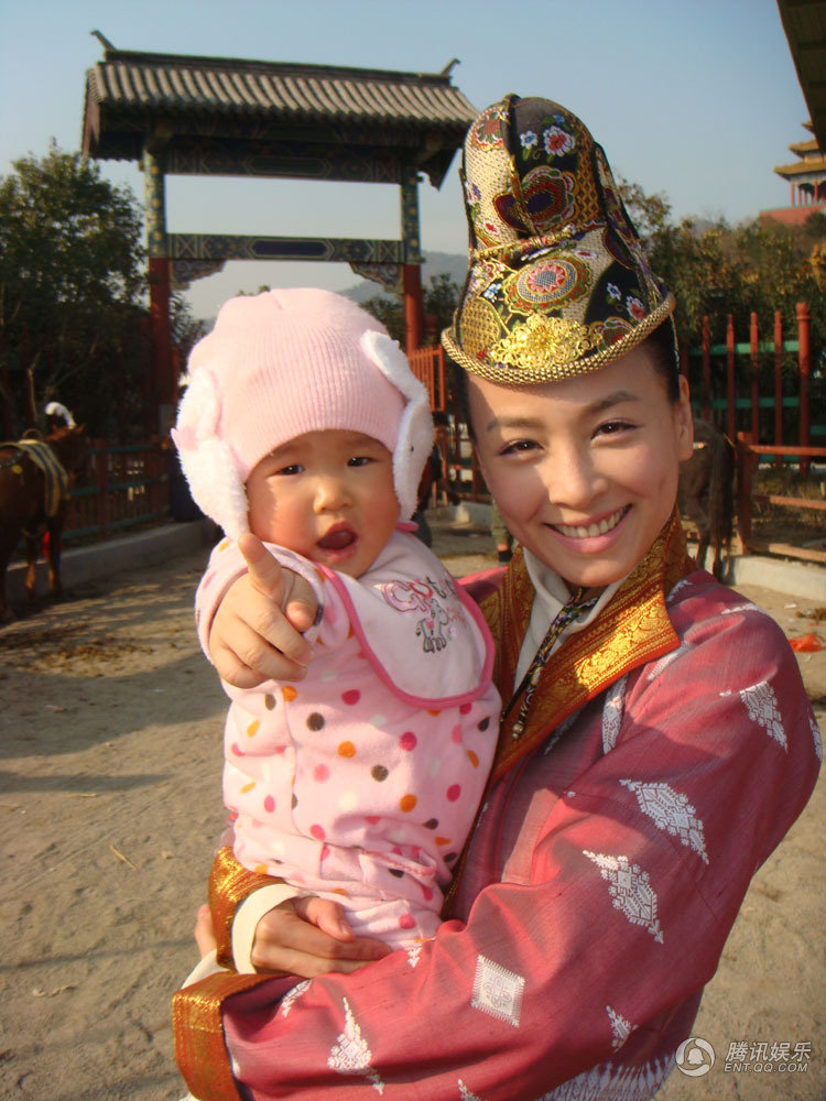 <em>张庭</em>大<em>女儿</em>片场探班 母女骑马照首曝光[6P] - 【