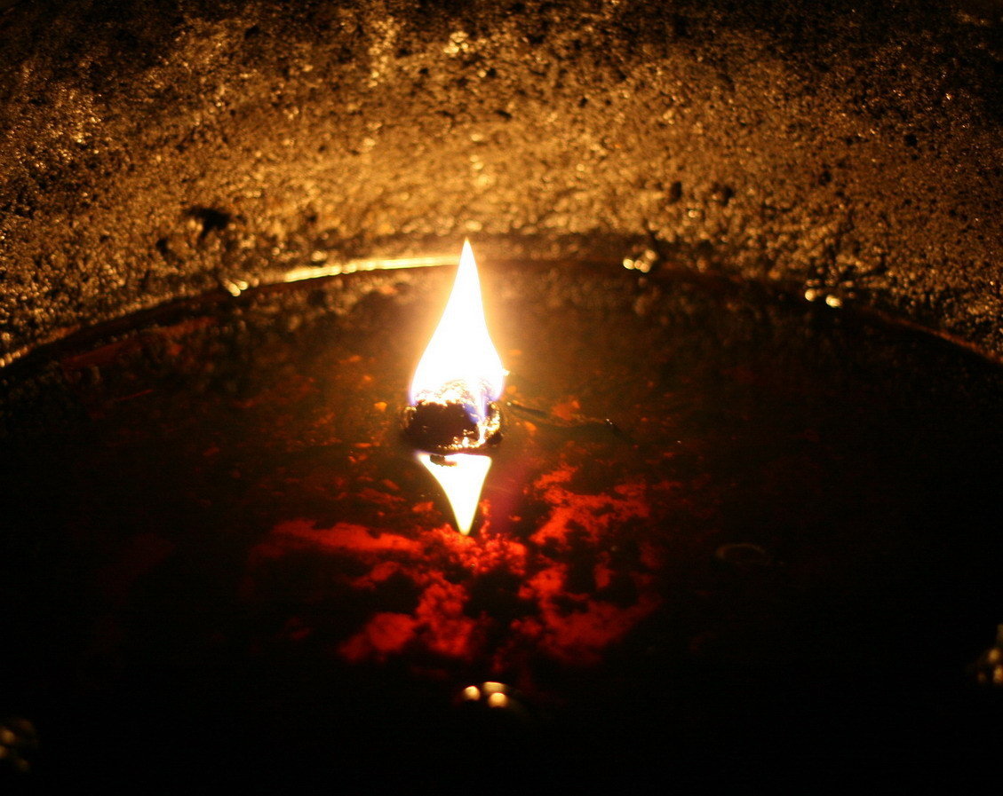 世界各地古墓长明灯之谜