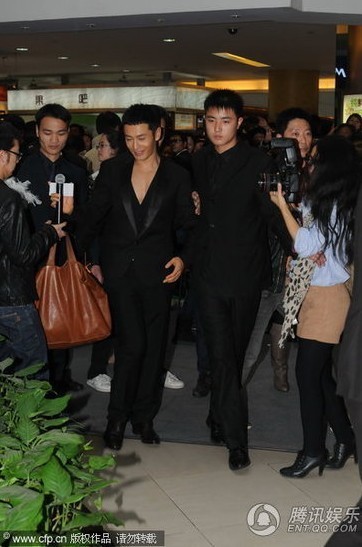 组图:黄晓明敞胸大秀<em>肌肉</em> 为粉丝亲切签名_大