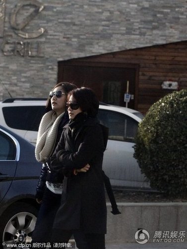 组图:刘芸陪<em>马伊琍</em>接女儿感情好 戴墨镜低调_