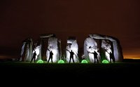 组图：光照艺术家打造巨石阵“迷幻之夜”